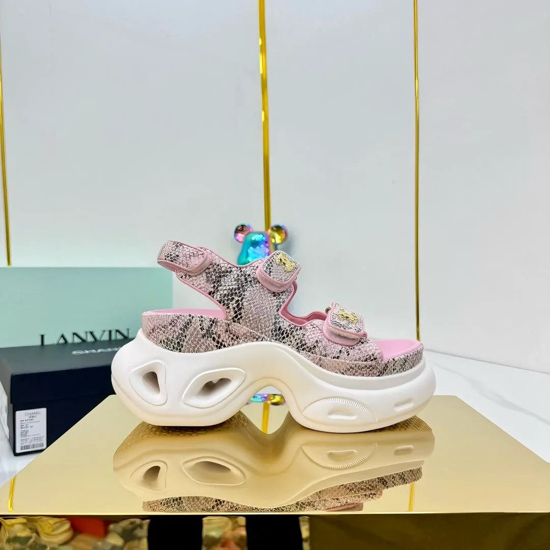 👟👟Ex-factory price 680👟👟 Top version... Chanel｜Chanel Xiaoxiang Velcro Beach Slippers Slippers Casual Beach Shoes 25ss Spring and Summer New Style! Beach shoes are a hit all over the internet! The latest model from the counter, I am still willing to buy it on my feet. It must be ranked among the most popular models. It is invincible in all seasons. Various bloggers and Internet celebrities can see the matching styles. Highly recommended. Pearlescent sheepskin upper, sheepskin lining, suede for feet. Original open-molded TPU outsole size: 35-40 (customized for 40 and 41). Full set of original packaging 👉 👉 👉 👉 👉